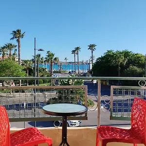 https://plage-des-lnes-et-sanary-port.fr-provencehotel.com